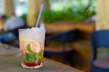 Sıcak bir yaz gününde ezilmiş buzla mojito içiyorum..