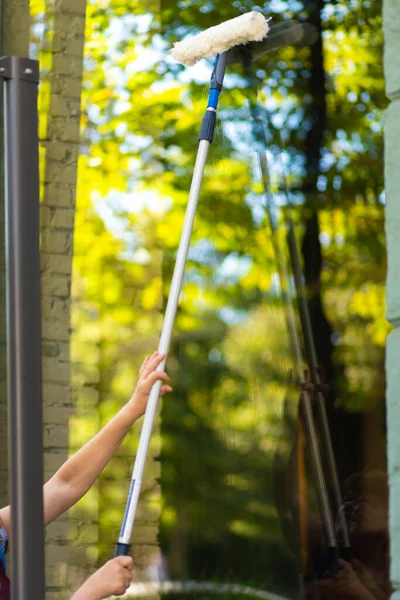 Een Medewerker Wast Een Groot Glas Lood Raam Van Winkel — Stockfoto