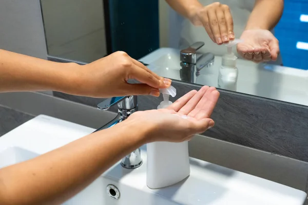 Mycie Rąk Mydłem Kobiety Zapobiegania Wirusom Korony Higieny Aby Zatrzymać — Zdjęcie stockowe