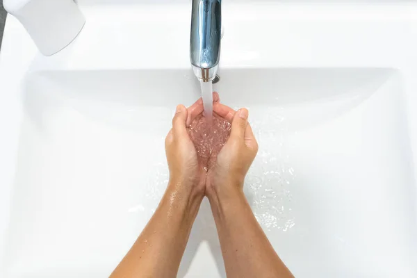 手を洗う手は コロナウイルスの予防 コロナウイルスの拡散を停止する衛生のための石鹸の女性と摩擦 — ストック写真