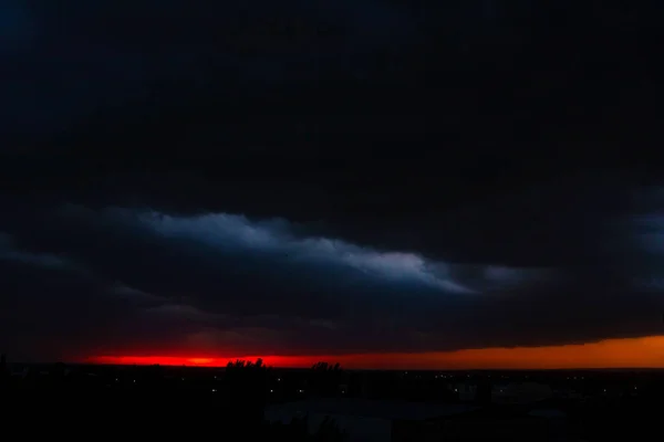 Černé Bouřkové Mraky Při Západu Slunce Jasně Oranžový Západ Slunce — Stock fotografie