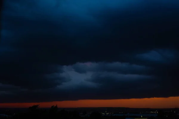 Gün Batımında Siyah Gök Gürültülü Bulutlar Parlak Turuncu Gün Batımı — Stok fotoğraf