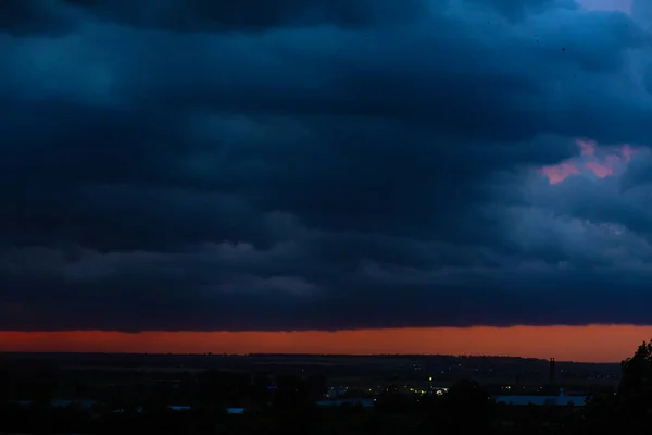 Черные Грозовые Тучи Закате Яркий Оранжевый Закат Темные Облака Штормовое — стоковое фото