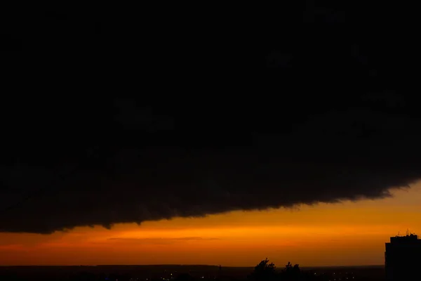 Schwarze Gewitterwolken Bei Sonnenuntergang Leuchtend Orangefarbener Sonnenuntergang Und Dunkle Wolken — Stockfoto