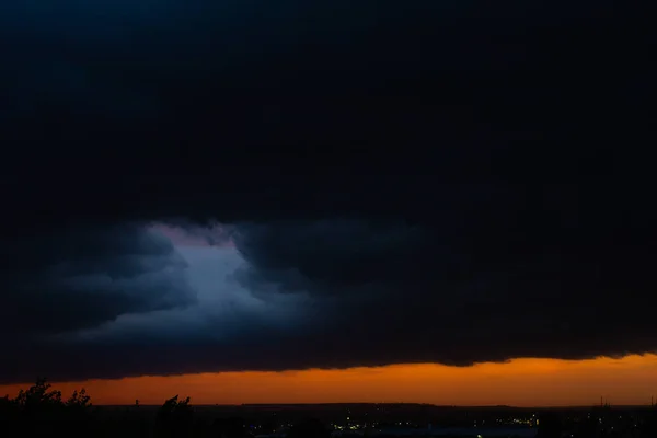 Schwarze Gewitterwolken Bei Sonnenuntergang Leuchtend Orangefarbener Sonnenuntergang Und Dunkle Wolken — Stockfoto