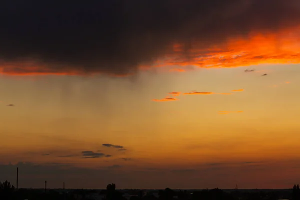 日没の黒い雷雲 明るいオレンジ色の夕日と暗い雲 嵐の空 — ストック写真