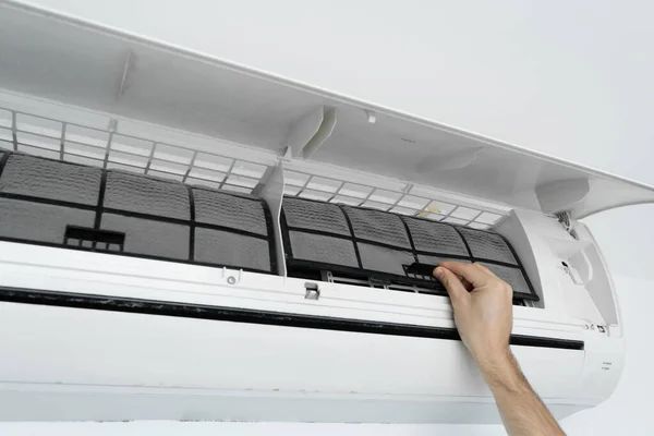 Guy Cleans Filter Home Air Conditioner Dust Very Dirty Air — Stock Photo, Image