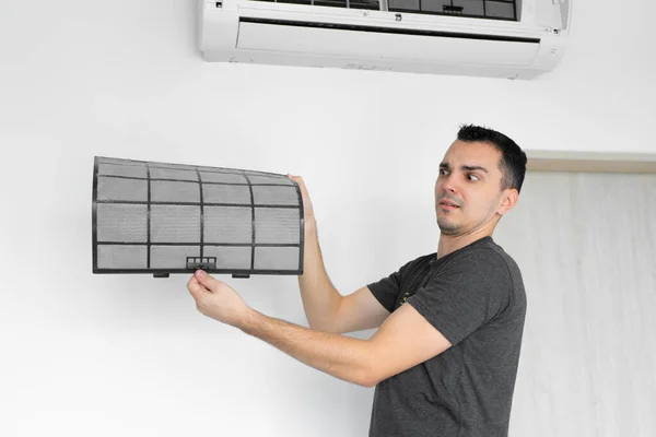 Ten Chlap Čistí Filtr Domácí Klimatizace Prachu Velmi Špinavý Filtr — Stock fotografie