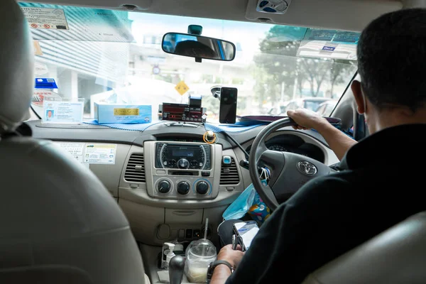 戴着医疗面具的亚洲出租车司机 亚洲出租车的内部 从后座上看 吉隆坡 马来西亚 2020 — 图库照片