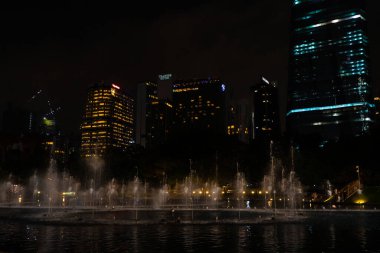 Dans eden çok renkli fıskiyelerin gece görüşü. Şarkı Söyleyen Çeşmelerin Gösterisi.