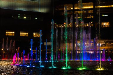 Dans eden çok renkli fıskiyelerin gece görüşü. Şarkı Söyleyen Çeşmelerin Gösterisi.