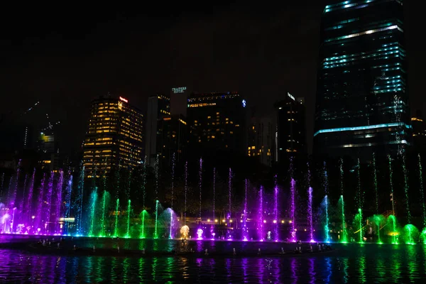 Vista Nocturna Las Fuentes Multicolores Danzantes Espectáculo Fuentes Canto —  Fotos de Stock