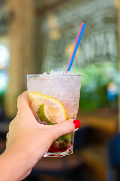 Refreshing Mojito Crushed Ice Hot Summer Day — Stock Photo, Image