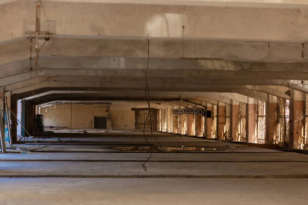 Büyük boş bir oda. Beton bina. Parlak boşluk