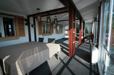 Jöleli bir verandada dinlenmek için bir masa.