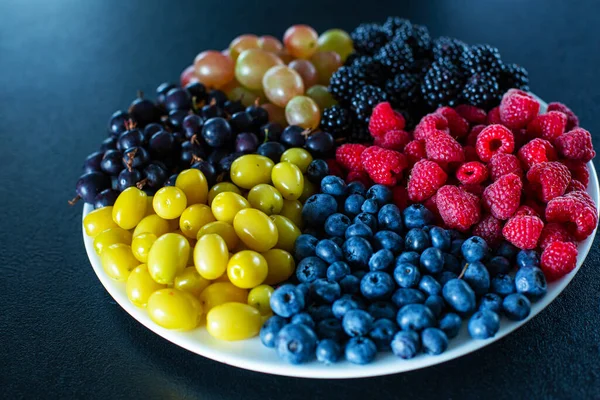 彩色浆果在圆盘中的混合物被三角形分开 夏季浆果有益维生素的样式布局 — 图库照片