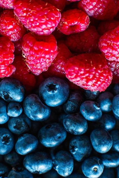 Een Close Van Frambozen Zwarte Bosbessen Splitsen Het Frame Zomervitaminen — Stockfoto