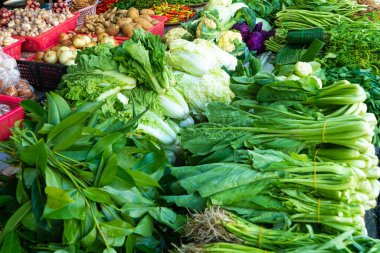 Asya 'da taze sebze ve otlarla dolu bir tezgah. Sokak yemeği.