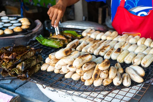 亚洲一家街头食品商贩出售油炸香蕉和其他零食 — 图库照片
