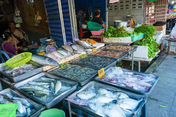 魚市場のカウンターで新鮮な魚介類を海で味わう — ストック写真