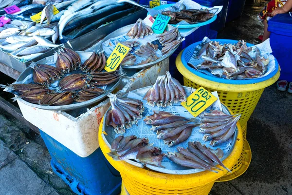 魚市場のカウンターで新鮮な魚介類を海で味わう — ストック写真