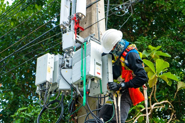 Een Professionele Elektricien Voert Installatiewerkzaamheden Uit Een Paal Een Elektricien — Stockfoto