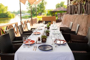 Açık hava restoranında şık bir masa.