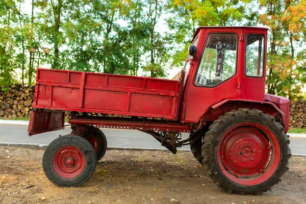 Rode Trekker Met Een Kofferbak Voor Vervoer Voertuigen Het Dorp — Stockfoto