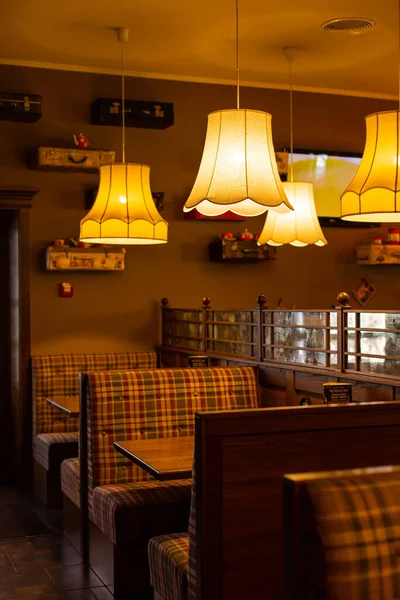 Das Gemütliche Interieur Des Cafés Warme Gelbe Kronleuchter Und Karierte — Stockfoto