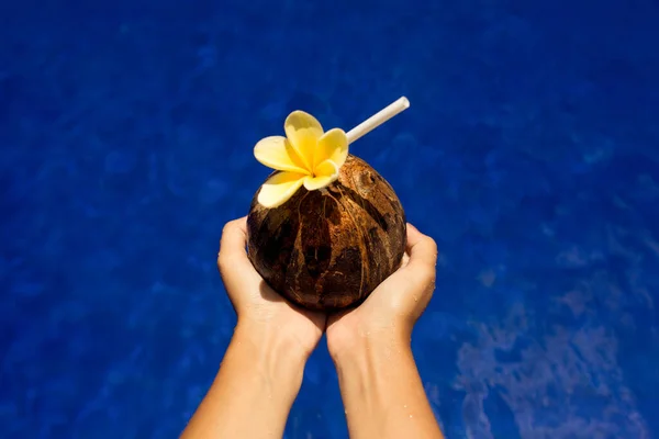 Femme Tenir Noix Coco Boire Mains Piscine Avec Fond Eau — Photo