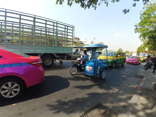 一辆摩托车上的冰淇淋销售商 车上有一个婴儿车的冰箱 沿街边一串串汽车吃着 Bangkok Tailand 2018 — 图库照片