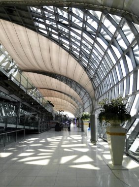 Suvarnabhumi Uluslararası Havaalanı. Uzun, jöleli koridor. Bangkok / Tailand - 02.04.2020
