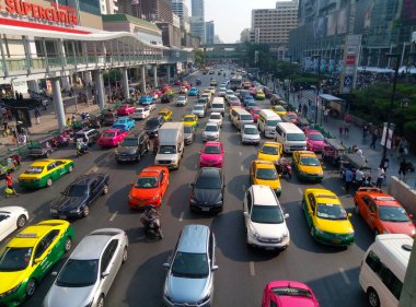Geniş bir caddenin çok şeritli trafiği renkli arabaların yoğun trafiği. Bangkok / Tailand - 02.04.2018
