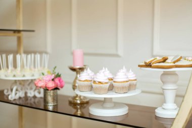 Şekerli etkinlik masası, taze çiçeklerle süslenmiş..