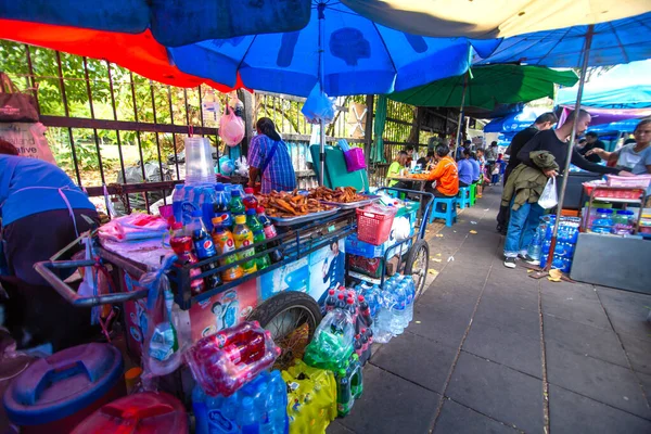 Bazar Ulice Uprostřed Ulice Jsou Maloobchodní Prodejny Různými Nápoji Produkty — Stock fotografie