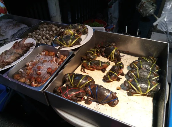 Granchi Vivi Vari Frutti Mare Scatole Metallo Mercato Alimentare Strada — Foto Stock