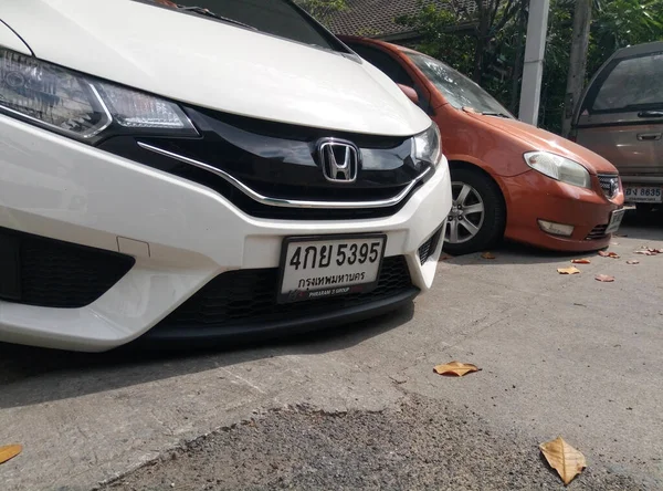 Parkolókocsi Nagyon Alacsony Parkolási Engedéllyel Első Lökhárító Földön Fekszik Bangkok — Stock Fotó