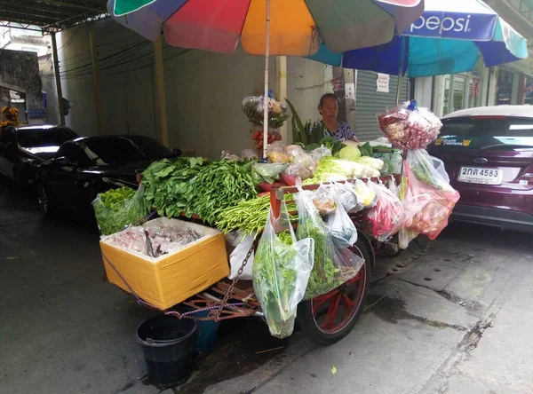 Verkoper Van Straatvoedsel Bangkok Kruiwagen Met Fruit Groenten Kruiden Bangkok — Stockfoto