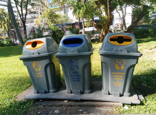三篮不同的垃圾在曼谷的龙皮尼公园里 垃圾分类和环境清洁 — 图库照片