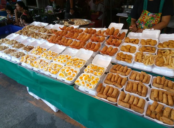 曼谷街头食品小吃柜台 — 图库照片