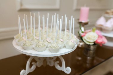 Çubuk şekerli beyaz tabak..