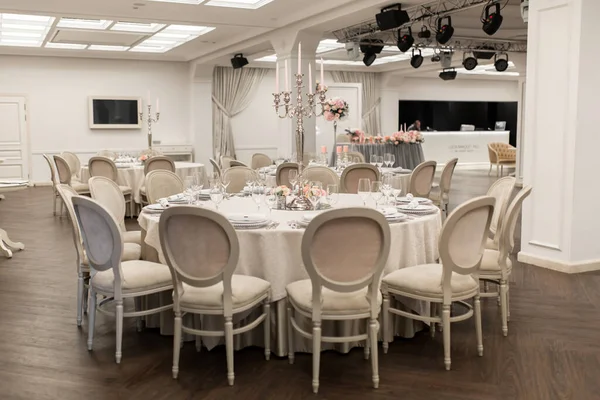 Білий Круглий Банкетний Стіл Ресторані Прикрашений Свіжими Квітами Стильний Декор — стокове фото