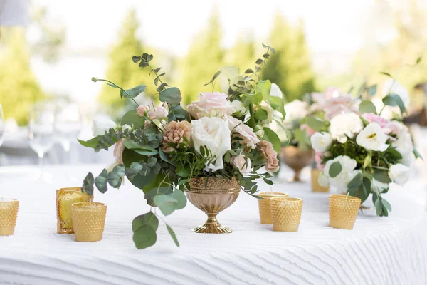 Mesa Boda Decorada Con Flores Frescas Jarrón Latón Floristería Bodas — Foto de Stock