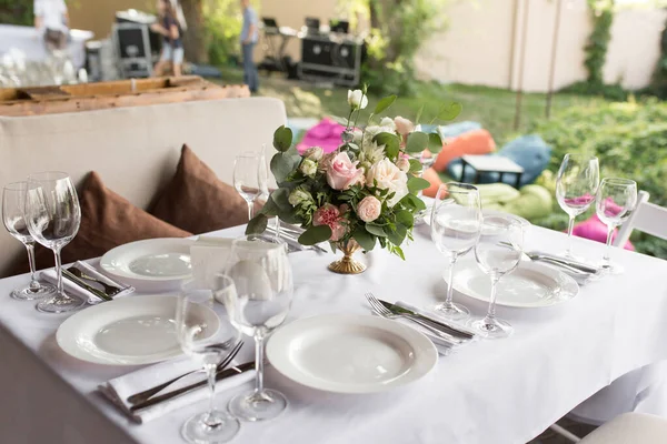 Wedding Table Setting Decorated Fresh Flowers Brass Vase Wedding Floristry — Stock Photo, Image