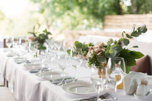 Mesa Boda Decorada Con Flores Frescas Jarrón Latón Floristería Bodas — Foto de Stock