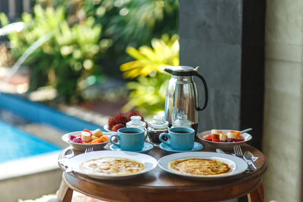 Traditionelles Balinesse Frühstück Mit Zwei Blauen Tassen Heißgetränk Auf Holztisch — Stockfoto