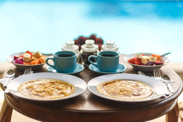 Traditionelles Balinesse Frühstück Mit Zwei Blauen Tassen Heißgetränk Auf Holztisch — Stockfoto