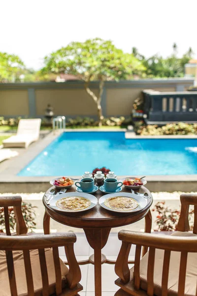 Desayuno Tradicional Balinesa Con Dos Tazas Azules Bebida Caliente Mesa — Foto de Stock