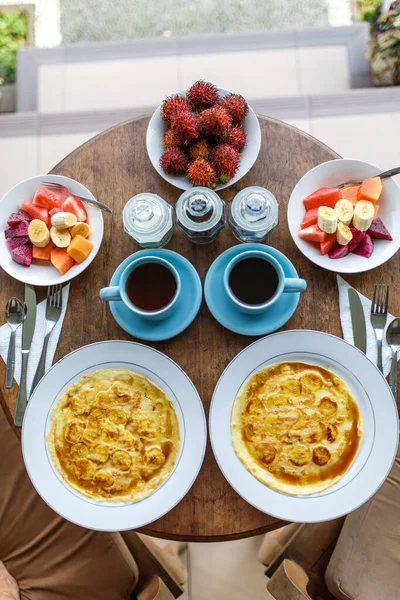 Pfannkuchen Mit Banane Obst Und Heißem Kaffee Auf Holztisch — Stockfoto