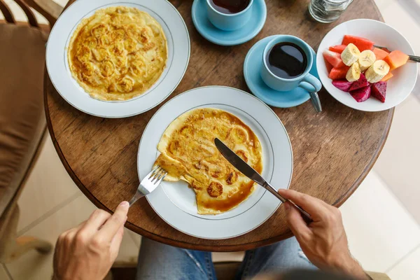 Mann Schneidet Bananen Pfannkuchen Frühstück Einem Hotel Auf Bali — Stockfoto